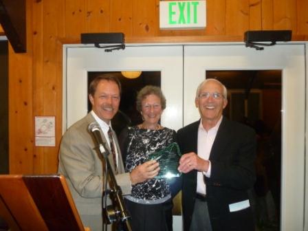 Dr. Cliff & Carolyn Colwell accept 2015 Guardian Award from VMF VP Greg Schuett